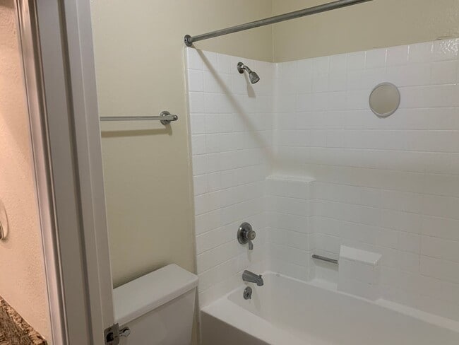 Building Photo - 1 Bedroom 1Bathroom Burbank Condo! Ready for Move-In!