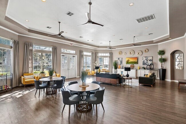 Building Photo - 3101 Vista Dr