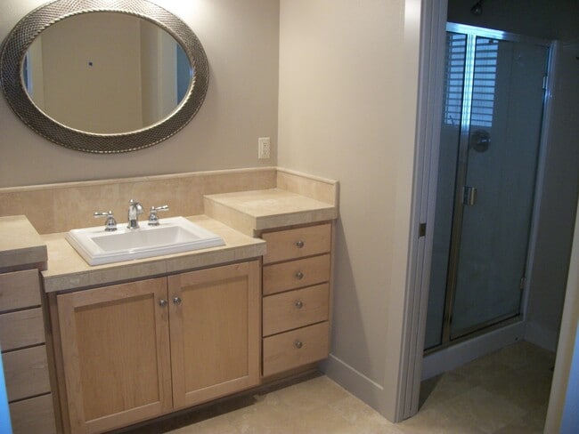 Building Photo - Luxury Living Near Valley River!
