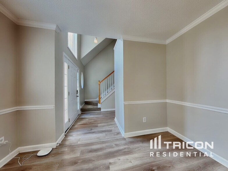 Building Photo - 130 Kyle Way