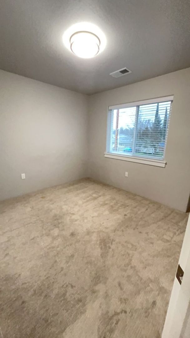 Building Photo - 3 Bedroom 2.5 Bath with Attached Garage