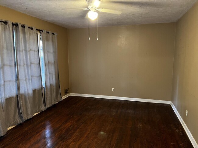 Building Photo - 803 Bonnie Dr