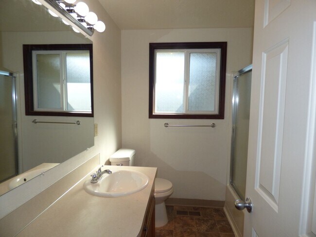 Building Photo - Rent Special: 1/2 Off September's Rent!! 3 Bed Home in South Salem