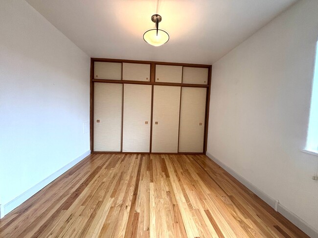 Building Photo - Spacious East Queen Anne 1 Bedroom Condo f...