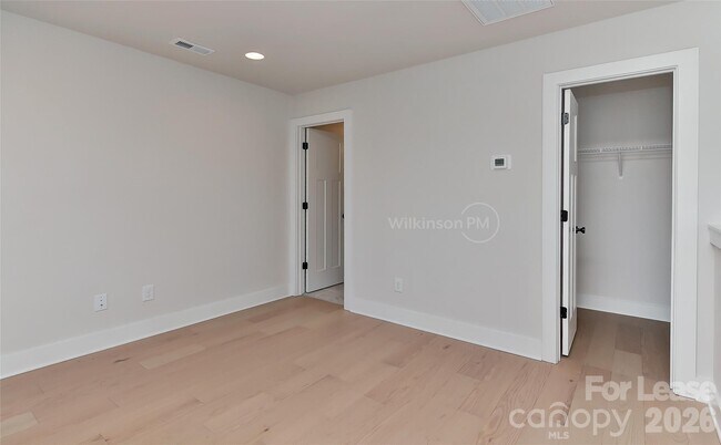 Building Photo - 2204 Northend Dr