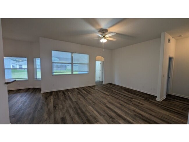 Building Photo - 4 Bedroom, 3 Bath Spacious House in Palm Coast, FL