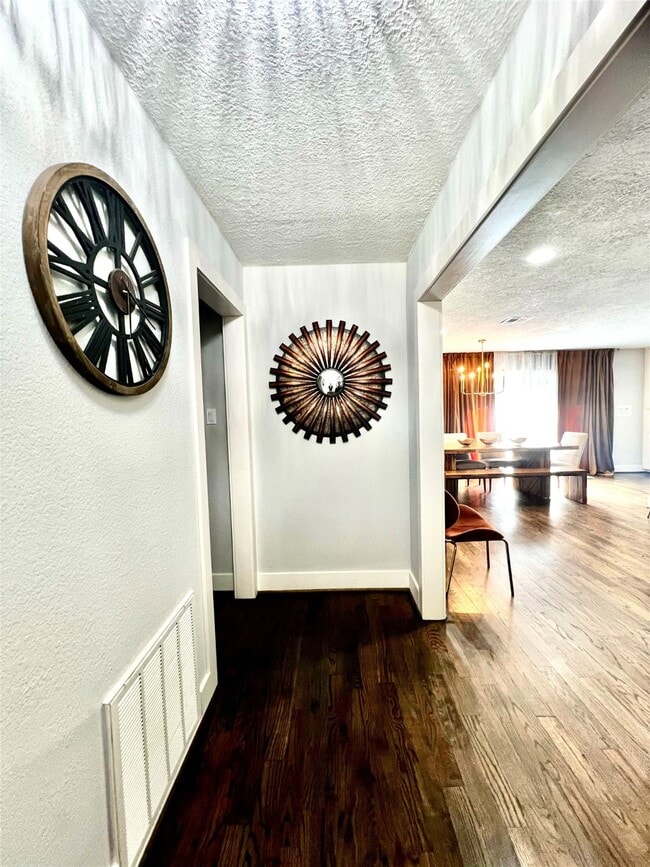 Building Photo - 5719 Viking Dr