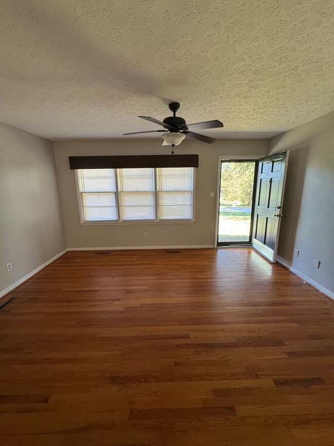 Building Photo - 1696 Crestland Dr