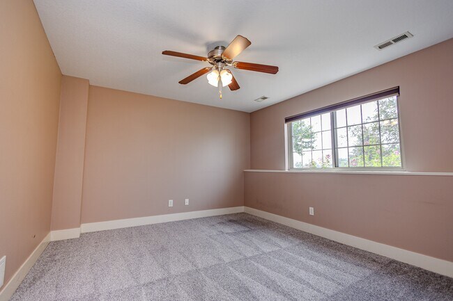Building Photo - 3600 SE Glenstone Dr