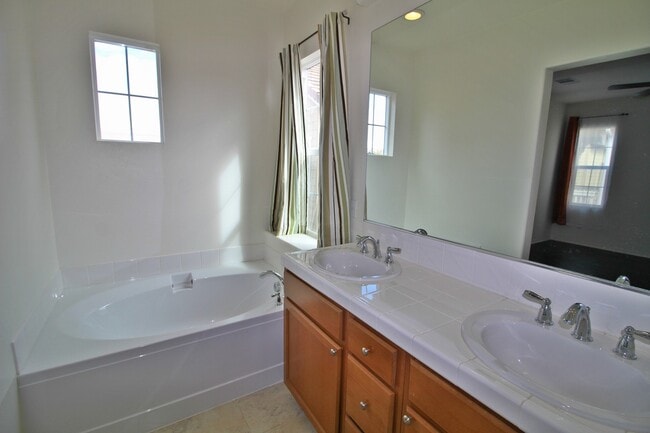 Building Photo - Oxnard | 3 bed + 2.5 bath single-family ho...