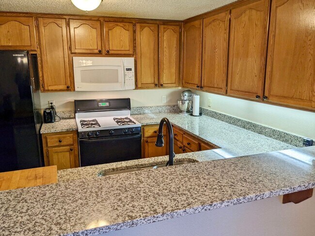 Building Photo - Updated 3-bed 2-bath 2-car in SW Moore