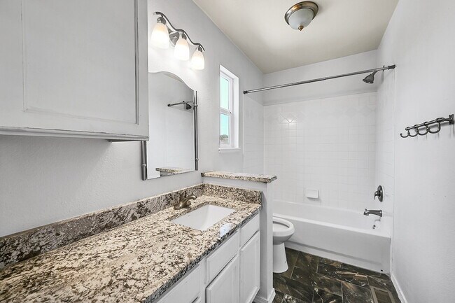Building Photo - $2,995, 4 bed, 3.5 bath, located in Monume...