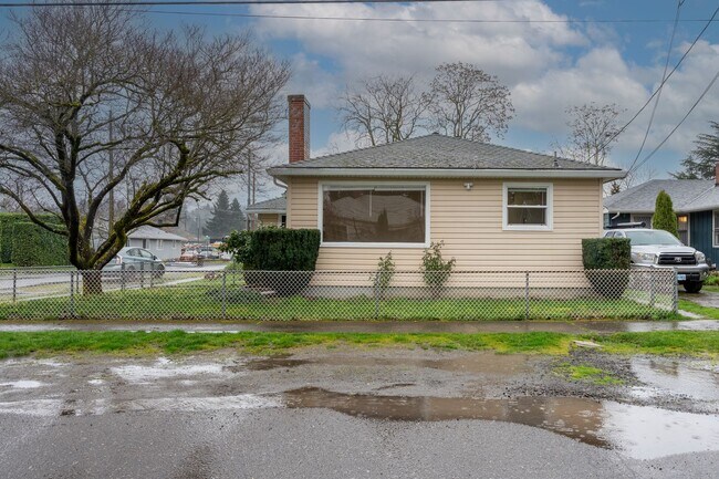 Building Photo - Multnomah Tri Plex