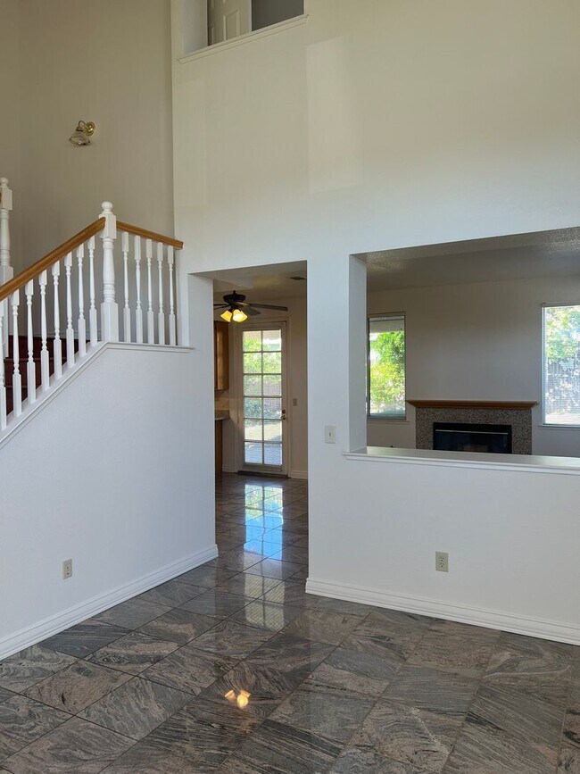 Building Photo - LOVELY 4 BEDROOM HOME IN LAGUNA CREEK!