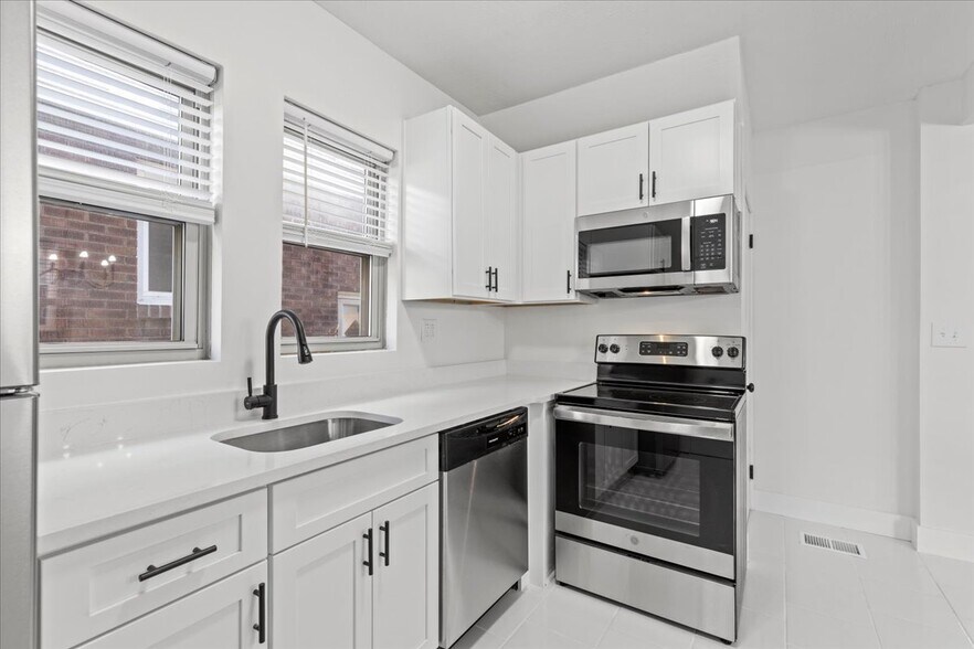 Building Photo - 2816 Clermont Ave