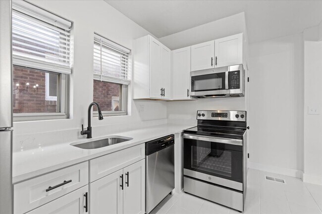 Building Photo - 2816 Clermont Ave