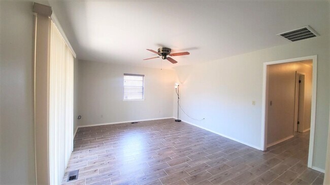 Building Photo - Super 3 Bed 2 Bath 2 Car Garage in Rolling...