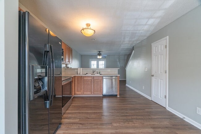 Building Photo - Townhome in a great location!
