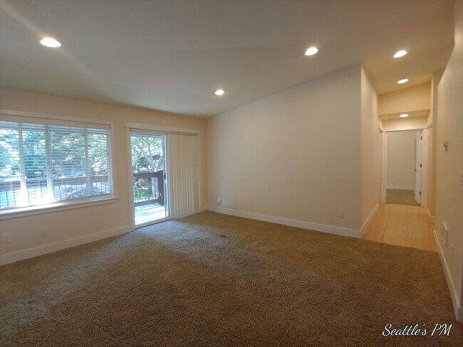 Building Photo - Beatiful Top Floor Condo-Close to Light Rail