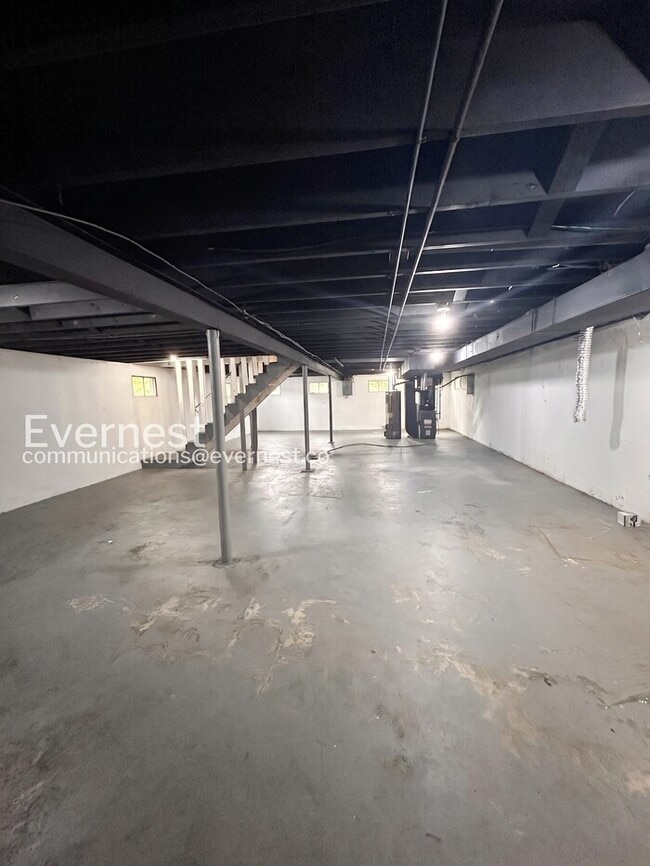 Building Photo - 560 Jamaica Pl