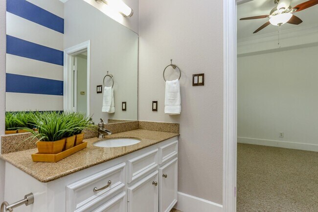 Building Photo - 306 Enid St