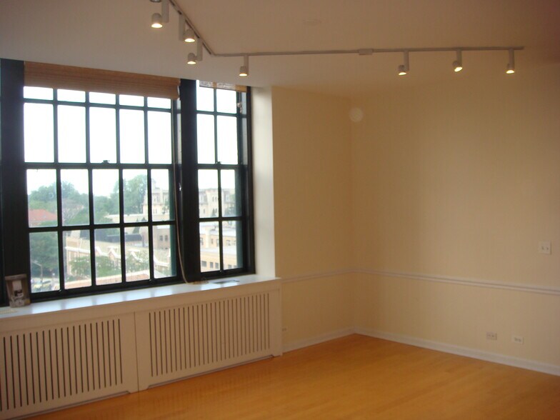 Building Photo - 807 Church St