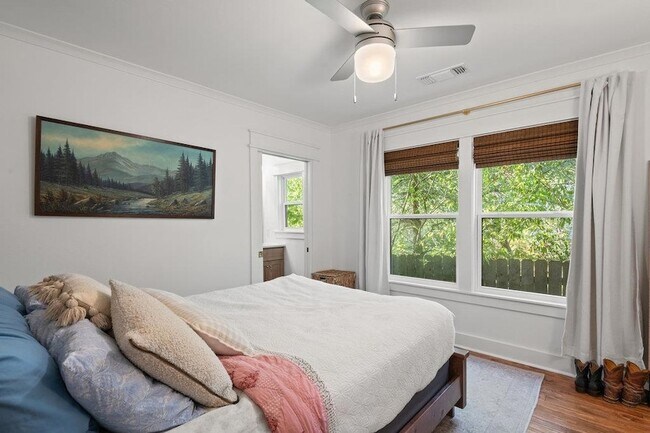 Building Photo - 4905 Duval St