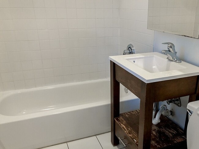 Interior Photo - 851-59 W. Cornelia