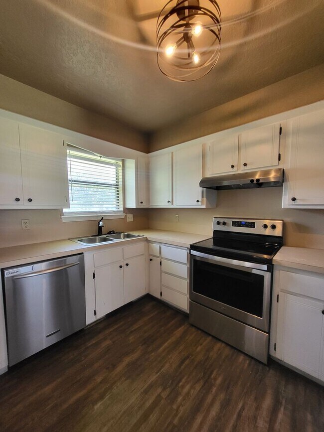 Building Photo - 2008 Grassland Dr
