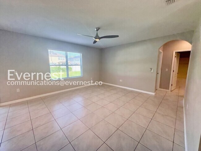 Building Photo - Limited Time Special Offer / 5 Bed/3 Bath Home with Garage / Pet-Friendly / Vouchers Accepted / A...