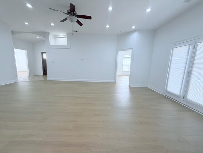 Building Photo - 502 Regency Cir