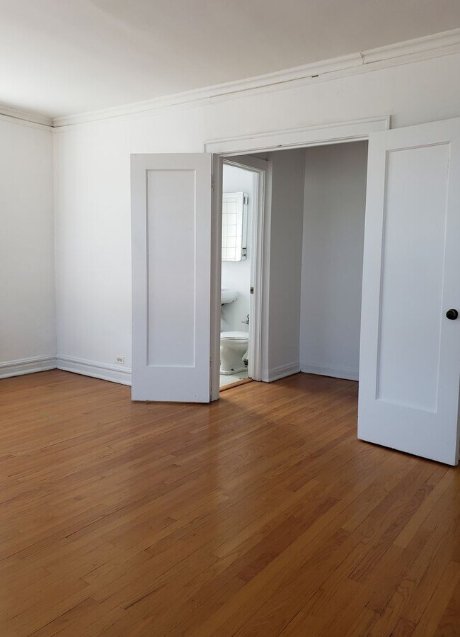 Building Photo - Edgewater Studio with Heat & Cooking Gas Included ~ No Security Deposit ~ Cat Friendly!