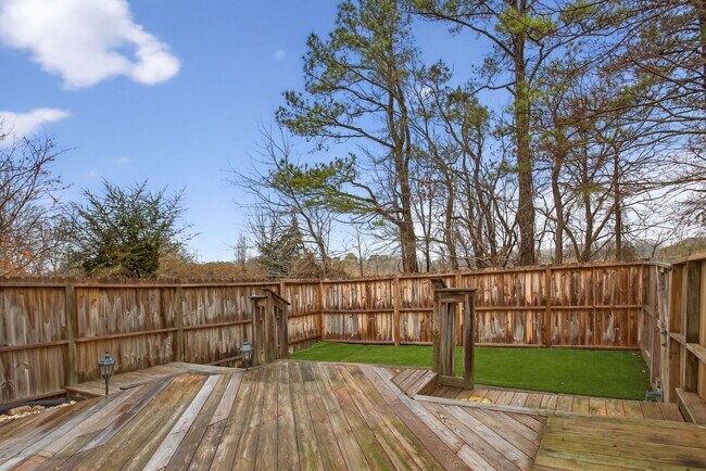 Building Photo - Yorktown Townhouse