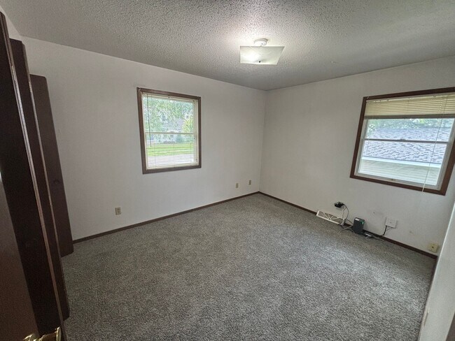 Building Photo - Fandre Dr 2823-2825
