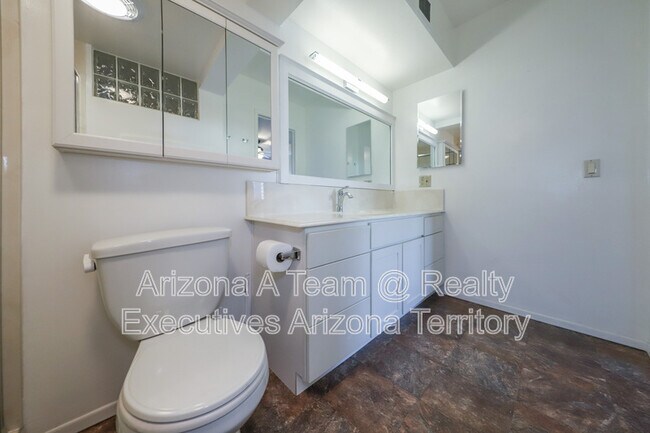 Building Photo - 3940 E Timrod St