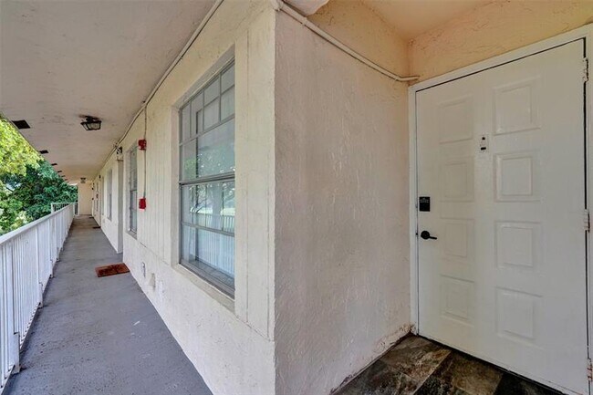 Building Photo - 2518 Riverside Dr