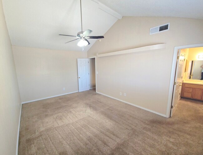Building Photo - 10493 Kirkland St