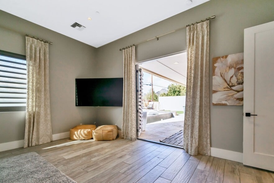 Building Photo - 5854 N 42nd St