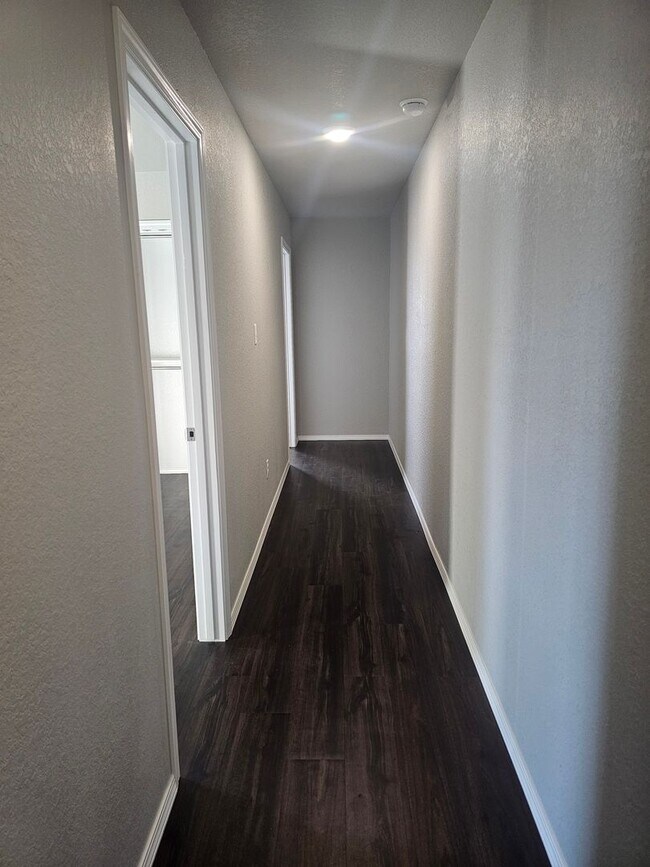 Building Photo - Beautiful New Townhomes in Alma! **MOVE IN...