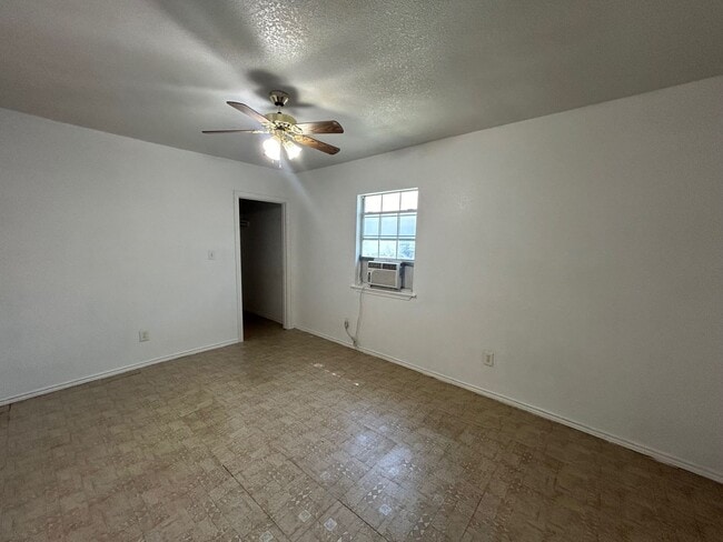 Building Photo - COMING SOON! Cute 3 Bedroom, 1 Bath Close to Downtown San Antonio.