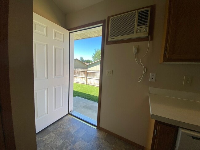 Building Photo - 1001 E 19th Ave