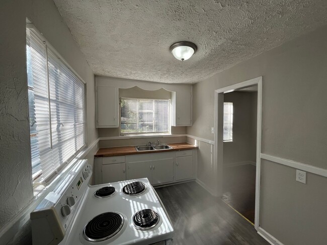 Building Photo - **ON HOLD**Total Electric - 2 Bedroom / 1 ...