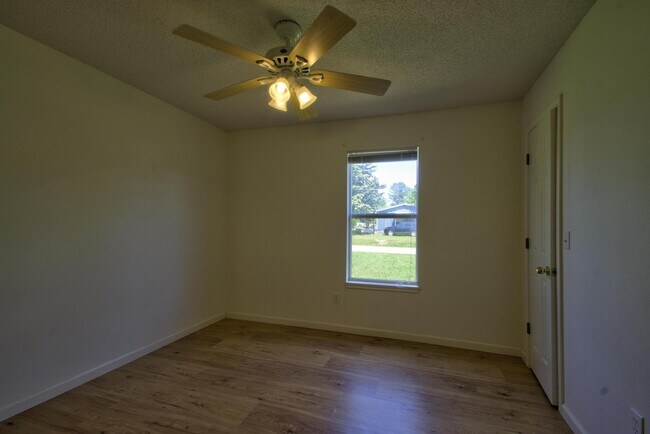 Building Photo - 124 S Burgess Rd
