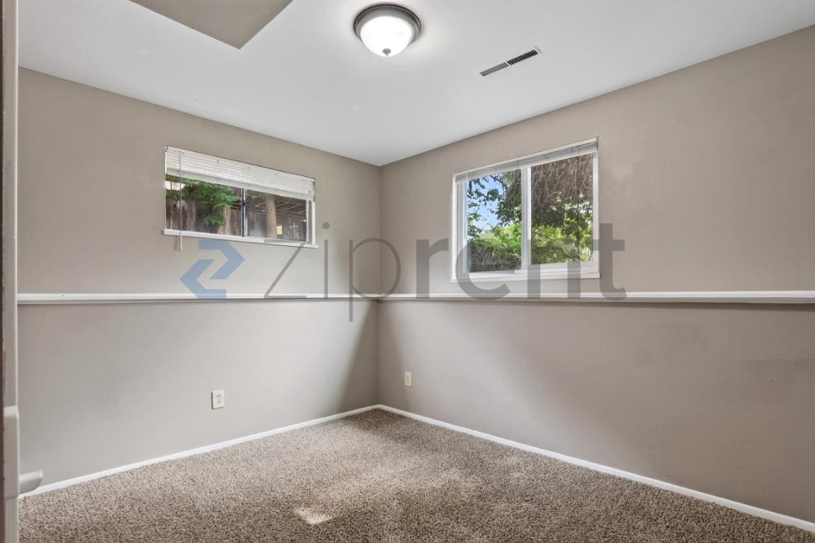Building Photo - Unit