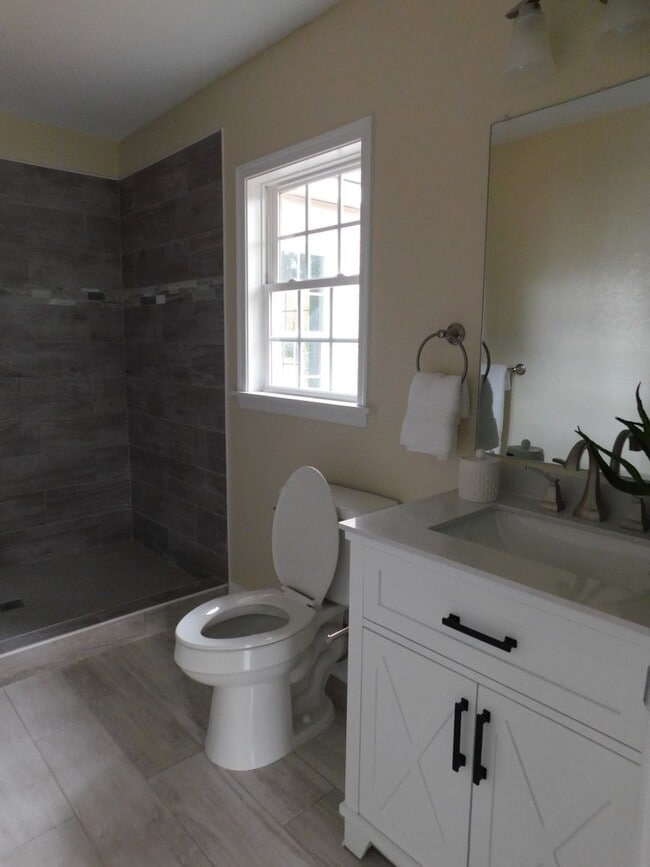Building Photo - Completely Renovated 3 bed, 2bath home