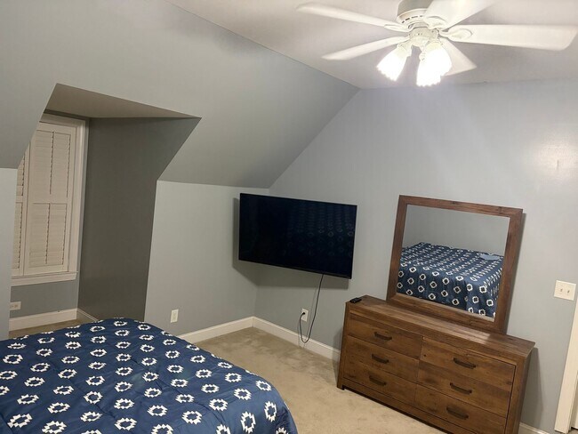 Building Photo - Spacious 5BR House in Oak City