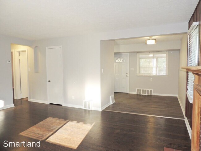 Building Photo - 4 br, 1 bath House - 324 E. 222nd St