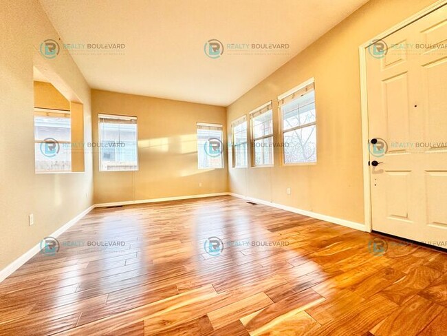 Building Photo - Half-Month Free Rent! Charming 3-Bedroom H...