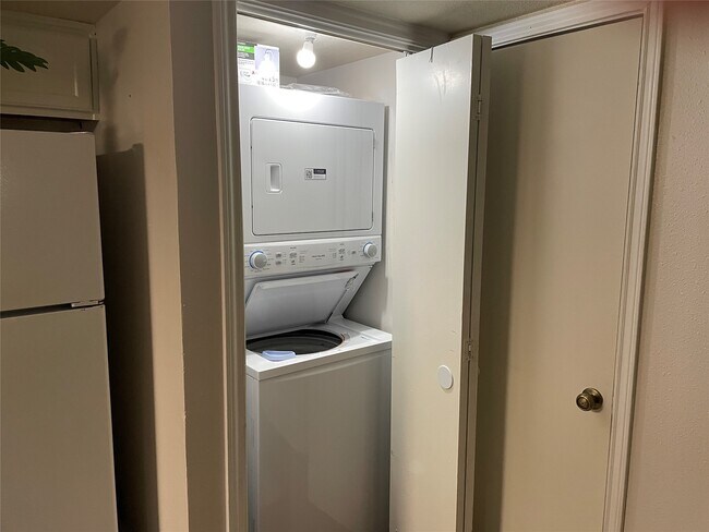 Building Photo - 2118 The Strand