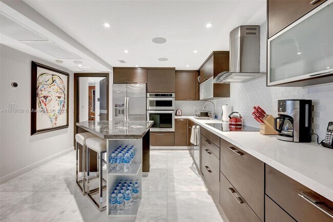Building Photo - 2301 Collins Ave